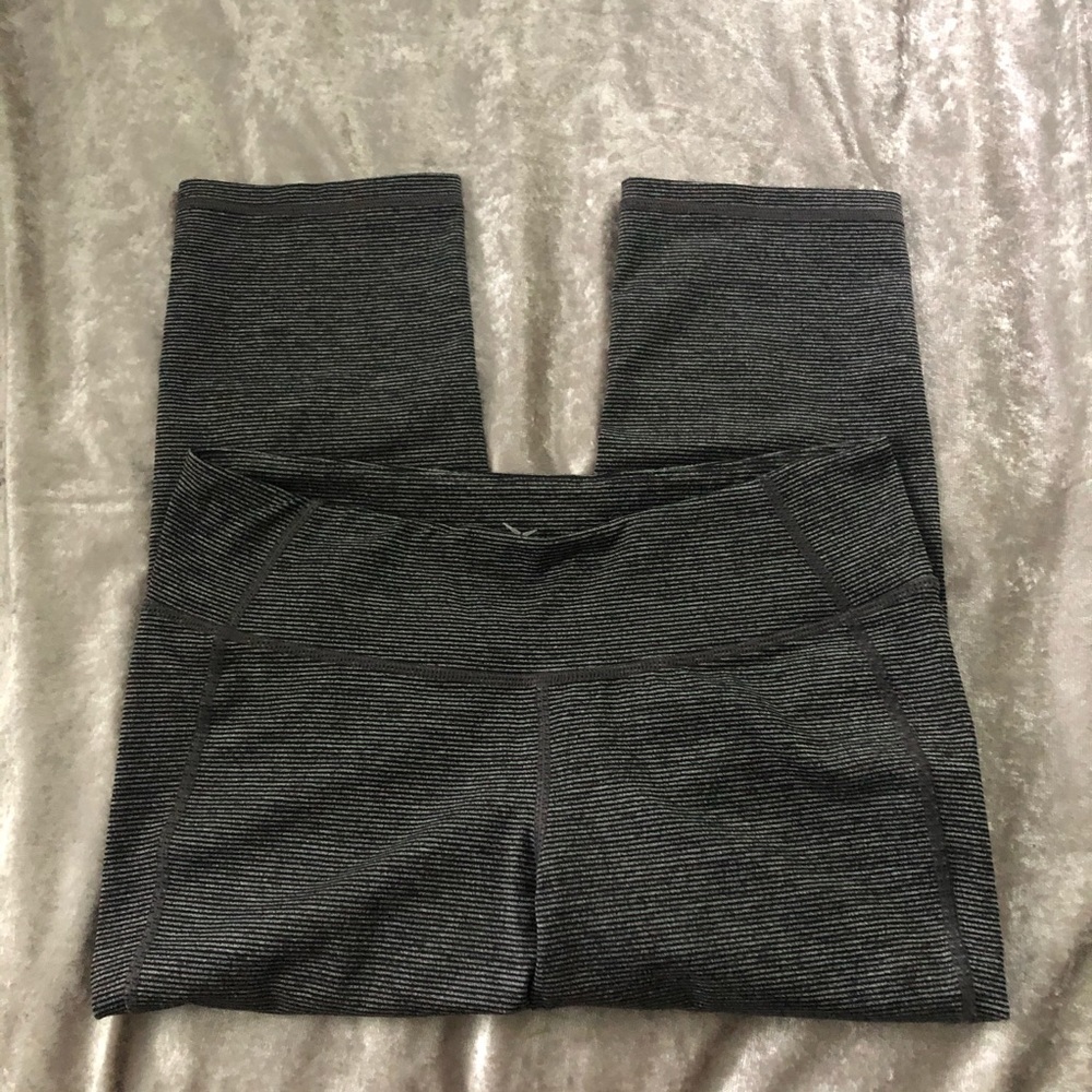 Size L Old Navy striped gray crop leggings